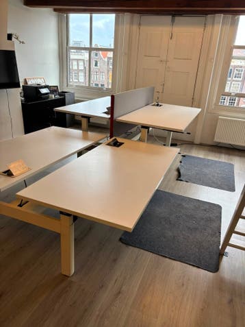 8 Ahrend bureaus / Benchwerkplekken