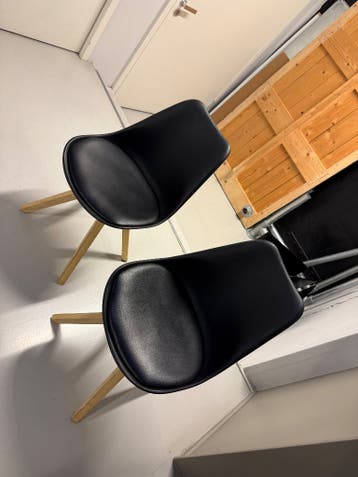 Gratis eetkamerstoelen zwart met houten poten 2x
