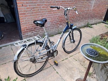 Degelijke damesfiets met bagagedrager