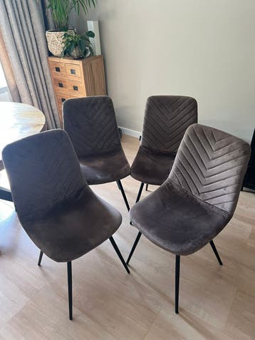 Eetkamerstoelen bruin met zwarte poten