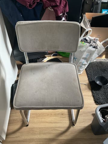 Gratis stoel met ribstof bekleding en metalen frame