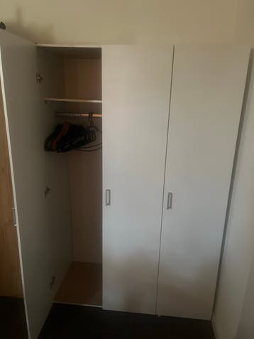Witte kledingkast met hang- en legruimte