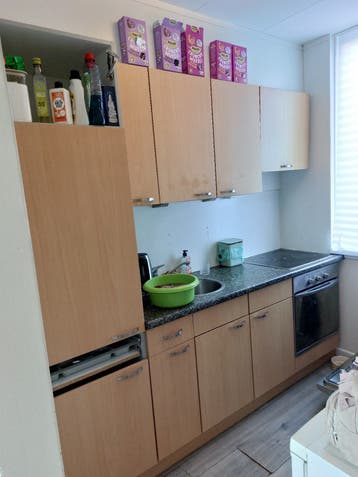 Compacte keuken met inbouwapparatuur