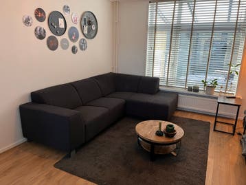 Comfortabele donkergrijze hoekbank