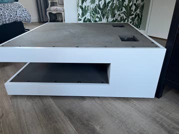 Salontafel wit, mer Karat, in nieuwstaat.