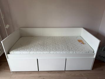 Wit eenpersoonsbed met opberglades en matras