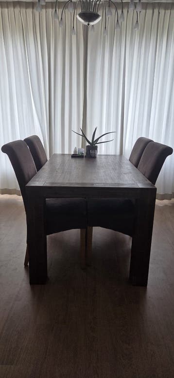 Eettafel en stoelen