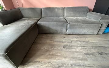 GRATIS AF HALEN Grijze hoekbank met lichte gebruikssporen