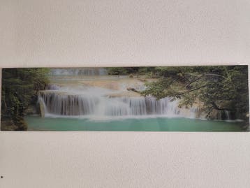Gratis foto waterval achter glazen plaat