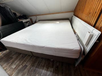 Taupe Boxspring en Pocketveer Matras 180x200 zsm ophalen!!!!