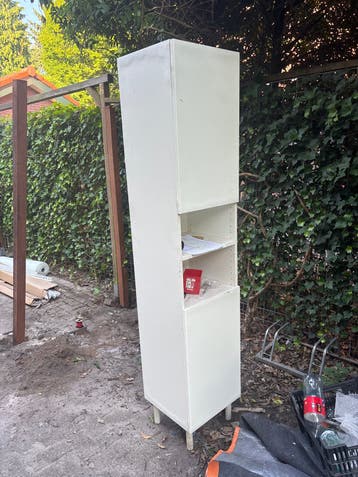Gratis op te halen: Smalle kast met planken (195x40x38 cm)