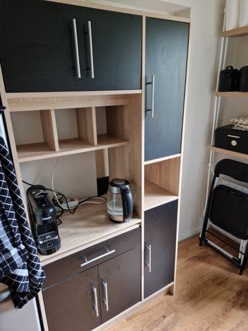 Moderne opbergkast met planken en deuren