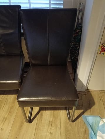 Tafel en stoelen