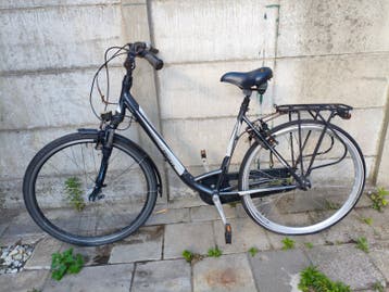 Oude fiets met gebreken - ideaal voor onderdelen of opknap