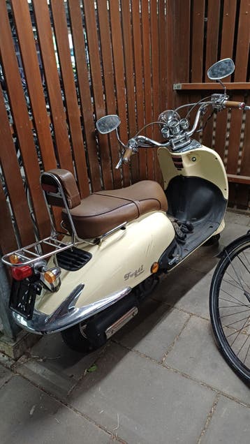 Moet snel weg, retro scooter met werk