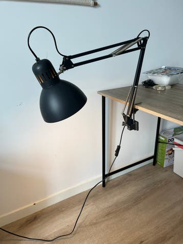 Zwarte bureaulamp met klembevestiging