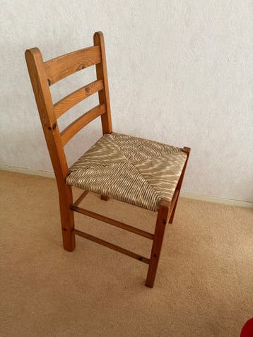 Houten stoel met rieten zitting