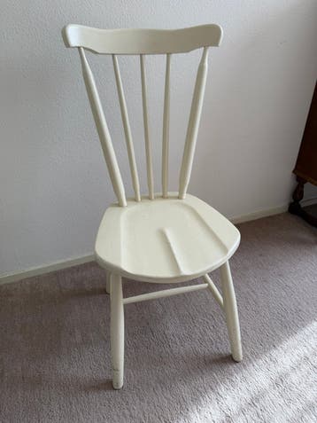 Crèmekleurige houten stoel