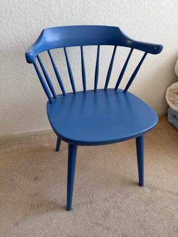 Blauwe houten stoel met spijlen en armleuningen