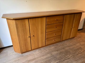 Stevig houten dressoir met lades en deuren