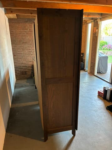 Gratis af te halen: kledingkast en gaderobe