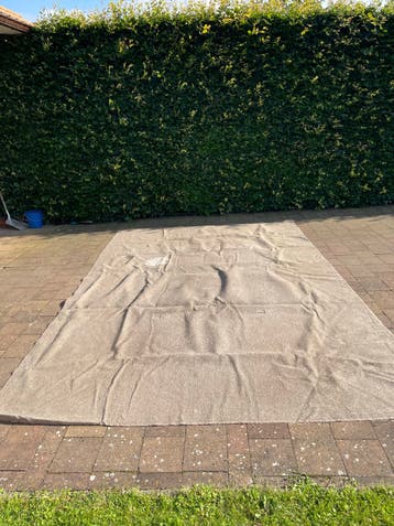 2 gebruikte tapijten: groot (5x3.6m) en klein (2.7x4.2m)