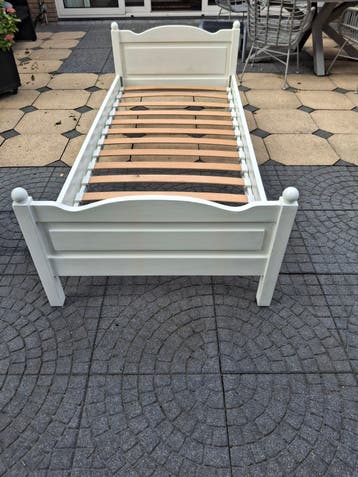 Gratis ophalen. Wit grenen 1 persoonsbed. Afmeting 200x90cm