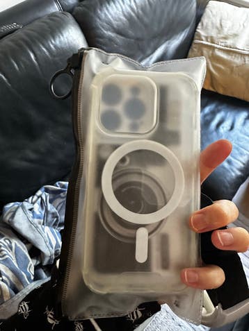 Twee iPhone 14 pro hoes