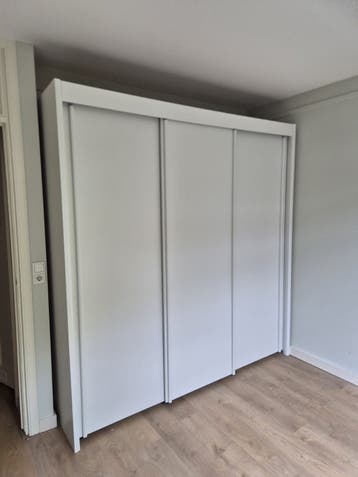 3-deurs kledingkast 235 x 225 (hxb) met schuifdeuren