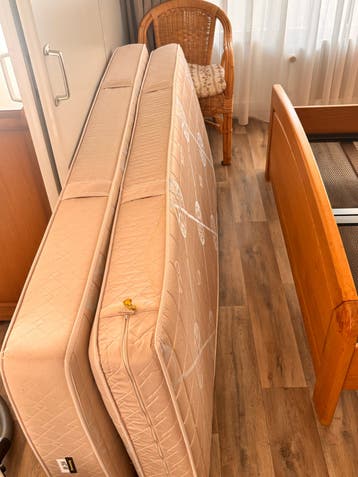 Houten tweepersoonsbed met nachtkastjes en lattenbodem