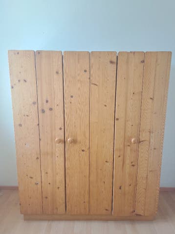 Degelijke houten (kleding)kast