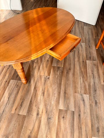 Ovale houten salontafel met lade