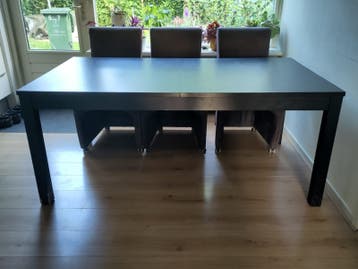 Eettafel zwart, uitschuifbaar, met gebruikssporen