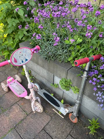 Set van 2 gebruikte kindersteps (Barbie en zilver)