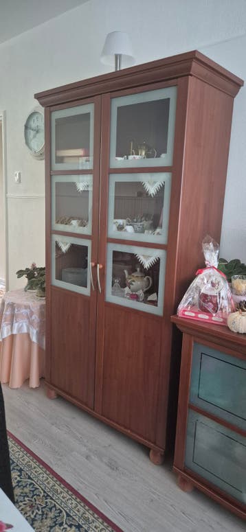 Tafel, 6 stoelen, vitrinekast, dressoir