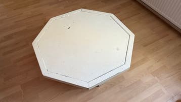 Gratis: Witte achthoekige salontafel