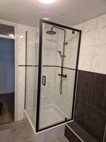 Moderne douchecabine met zwart frame GRATIS