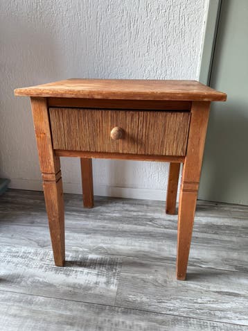 Gratis houten nachtkastje of bijzettafeltje met lade