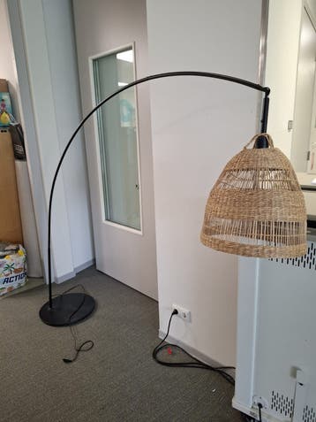 Moderne Booglamp Zwart Staal met Rieten Kap