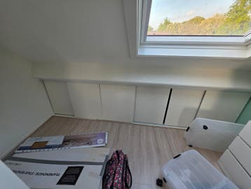 Op maat gemaakte inbouwkast voor schuine wand