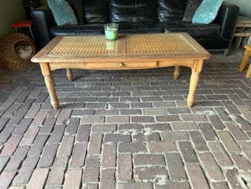 Vintage houten salontafel met rieten blad