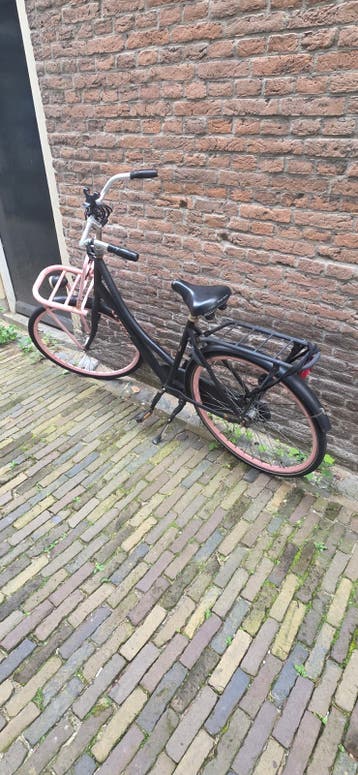 Damesfiets Zwart met roze accenten en voordrager