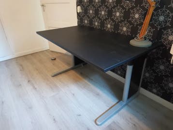 Zwart bureau met verstelbare poten
