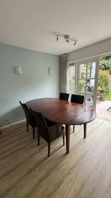 Ovale Franse kersenhouten eettafel + 4 leren stoelen