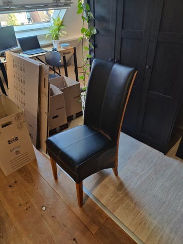 6x Eettafel stoelen gratis af te halen wegens verhuizing