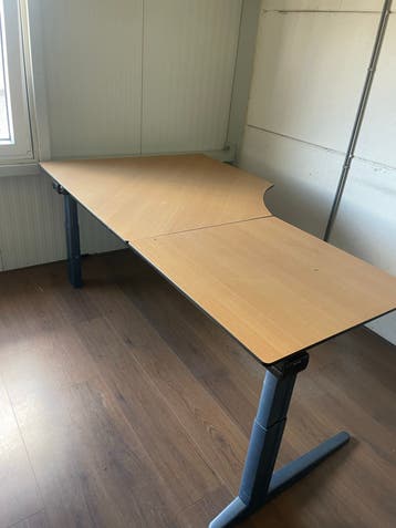 Ahrend Hoekbureau - In hoogte verstelbaar