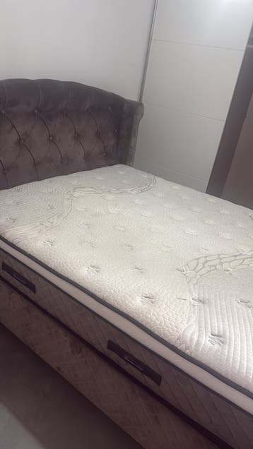 Eettafel, IKEA kast en 160/200 bed met matras