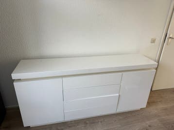Moderne witte dressoir met lades en deuren