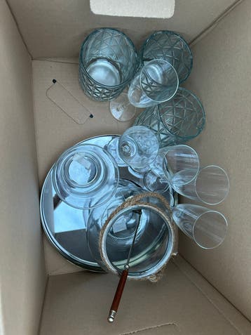 Gratis af te halen: Glaswerk, kaarsendover en spiegel dienbl