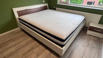Gratis: Tweepersoonsbed met lattenbodem en matras